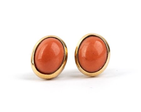  
Paio di orecchini in oro con corallo Mediterraneo 
 