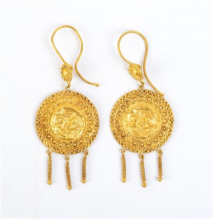  
Paio di orecchini pendenti, stile archeologico in oro       
 