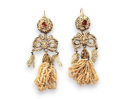  
Paio di orecchini pendenti in oro giallo microperle e paste vitree     Area veneta, XVIII secolo
 