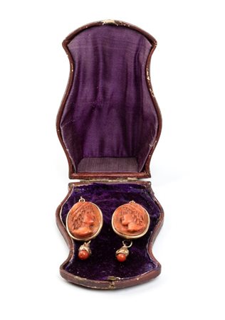  
Paio di orecchini pendenti in corallo Mediterraneo ed oro fine XIX secolo
 