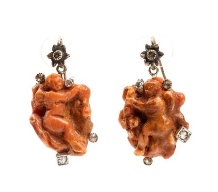  
Paio di orecchini in corallo Mediterraneo, oro e diamanti Italia, Torre del Greco, XX secolo
 