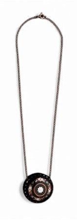  
Pendente vittoriana inglese in tartaruga e piqué Inghilterra, metà XIX secolo
 