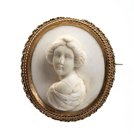  
Spilla in oro con cameo in pietra lavica  XIX secolo
 