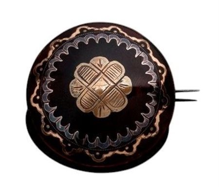  
Spilla vittoria inglese in tartaruga e piqué 1860-1870
 