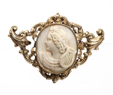  
Spilla in oro con cammeo in conchiglia             fine XIX secolo
 