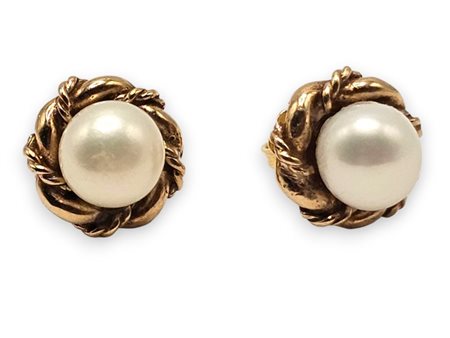  
Paio di orecchini in oro e perle di fiume   Anni '60
 