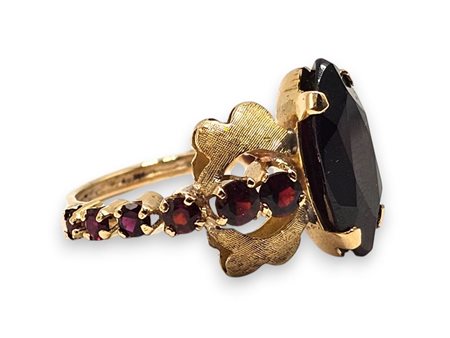  
Anello in oro con granati 
 