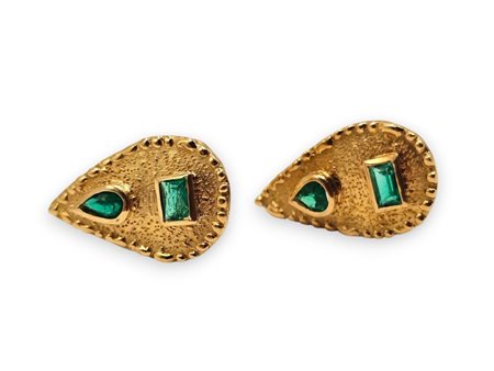  
Orecchini in oro giallo con smeraldi        Anni '60
 