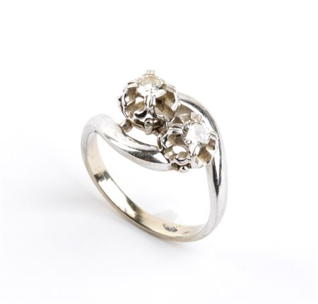  
Anello in oro bianco con diamanti 
 