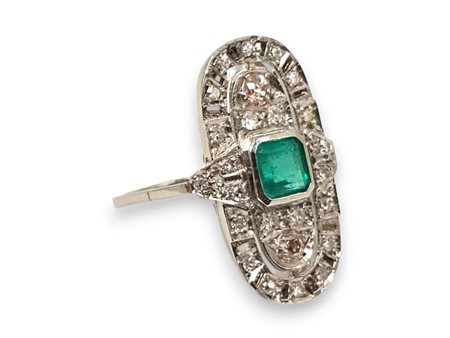  
Anello in oro platino con smeraldo e diamanti      Anni '20
 