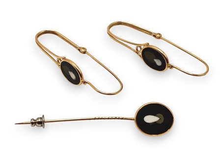  
Spilla e paio di orecchini in oro giallo con intarsi in pietre dure      inizio XX secolo
 