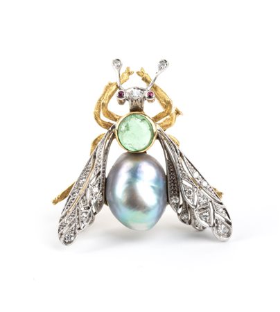  
Spilla insetto in oro con tormalina, perla, diamanti e rubini      
 
