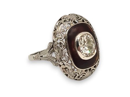  
Anello in platino con inserto in onice e diamante taglio old mine      Anni '30
 