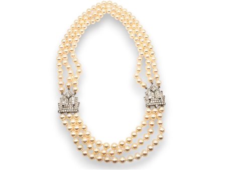  
Collana a tre fili di perle con fermezza in platino e diamanti anni '70
 