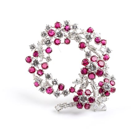  
Spilla a ghirlanda in platino con rubini e diamanti    Anni '50
 