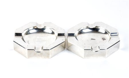 BULGARI  
Coppia di posaceneri in argento Italia, XX secolo 
 Altezza x diametro: 3 x 15,5 cm. Peso complessivo: 1055 gr.