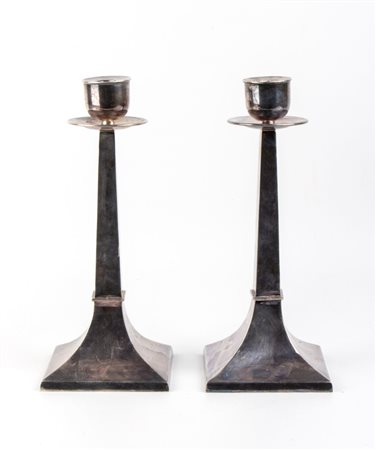 CASSETTI  
Coppia di candelieri in argento  Italia, XX secolo 
 Altezza x larghezza x profondità: 31 x 13 x 13 cm. Peso complessivo: 1220 gr.