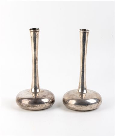 BULGARI  
Coppia di vasi Solifère in argento  1976
 Altezza x diametro: 24 x 12,5 cm. Peso complessivo: 545 gr.