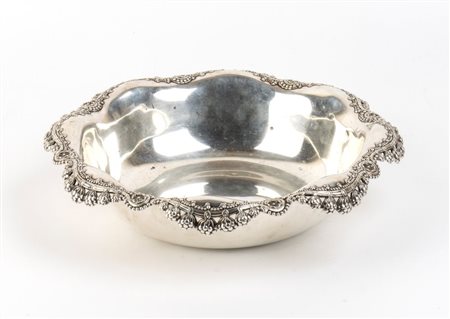 TIFFANY & CO.®  
Cestino in argento 1907 - 1947, direttore John C. Moore II
 Altezza x diametro: 7,5 x 29 cm. Peso: 665 gr.