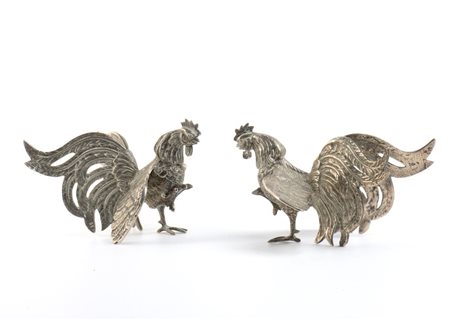  
Coppia di galli in argento  Italia, XX secolo 
 Altezza x larghezza x profondità: 9,5 x 10,5 x 14 cm. Peso complessivo: 710 gr.