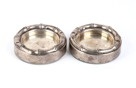 GUCCI  
Coppia di posaceneri in argento Italia, XX secolo 
 Altezza x diametro: 4 x 14,5 cm. Peso complessivo: 805 gr.