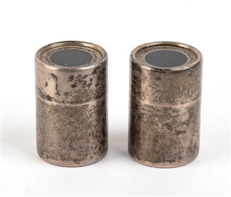 BULGARI  
Coppia di porta fiammiferi in argento  Italia, XX secolo 
 Altezza x diametro: 6 x 3,6 cm. Peso totale: 219 gr.