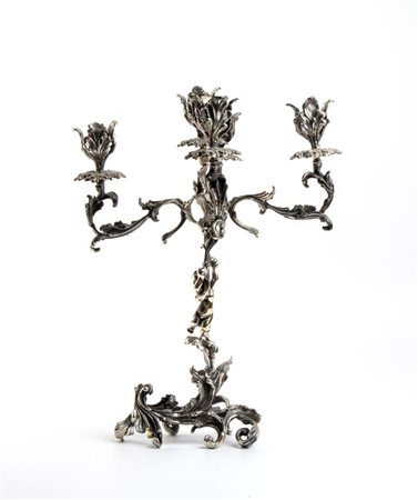 
Candelabro in argento Italia, XX secolo
 Altezza x larghezza x profondità: 35 x 27 x 27 cm. Peso: 1640 gr.