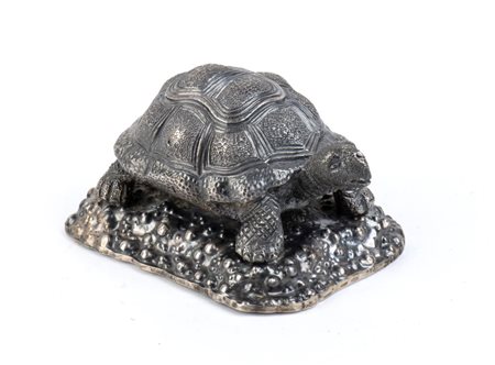  
Tartaruga in argento Italia, XX secolo 
 Altezza x larghezza x profondità: 5,5 x 7 x 9 cm. Peso: 365 gr.