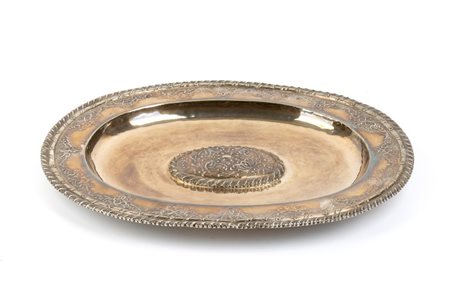  
Vassoio in argento Inizio XX secolo
 Altezza x larghezza x profondità: 4 x 52 x 41,5 cm. Peso: 1210 gr. 