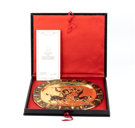  
Piatto in argento dorato Italia, XX secolo 
 Altezza x larghezza: 27,5 x 23 cm. Peso: 1400 gr.