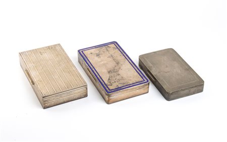  
Lotto di 3 scatole in argento  XX secolo 
 Peso complessivo: 1250 gr.