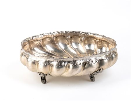  
Centrotavola in argento Italia, XX  secolo
 Altezza x larghezza x profondità: 11,5 x 32,5 x 27 cm. Peso: 980 gr.