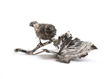 MARIO BUCCELLATI  
Cestino con uccellino in argento  Italia, XX secolo 
 Altezza x larghezza x profondità: 5 x 13 x 9,5 cm. Peso: 72 gr.