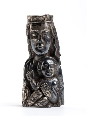  
Madonna con bambino in argento  Italia, XX secolo
 Altezza x larghezza x profondità: 16 x 6,5 x 2,5 cm. Peso: 400 gr.