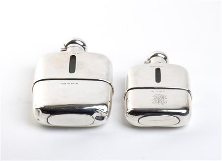  
Lotto di due fiaschette inglesi in argento Birmingham, inizio XX secolo
 Altezza x larghezza x profondità: 15 x 9,5 x 3 cm.; 12,5 x 8 x 3 cm. Peso lordo: 770 gr.