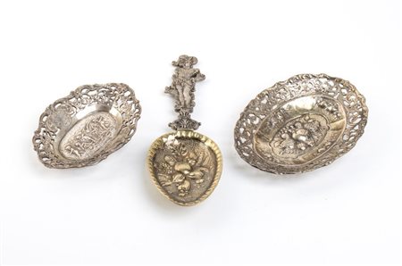  
Lotto composto da 2 piattini ed un cucchiaio in argento Italia, XX secolo 
 Peso complessivo: 210 gr.