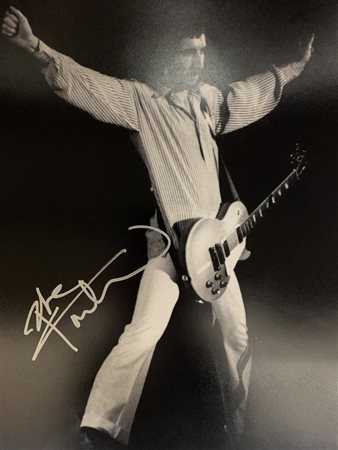 The Who Pete Townshend signed photo. GFA Authenticated