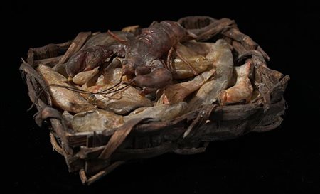 Cestino con pesci e aragosta