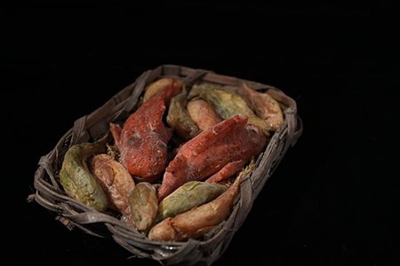 Cestino con pesci e scorfani