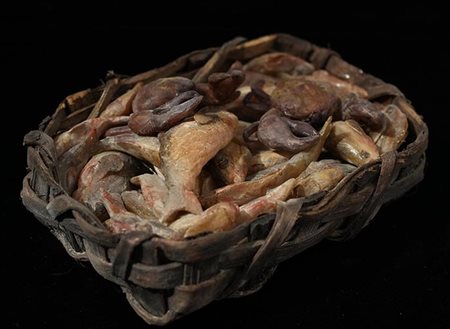 Cestino con pesci e granchi