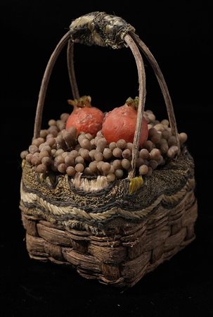 Cestino con uva e melograno