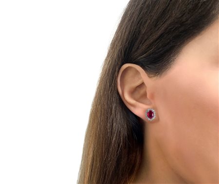 Orecchini in oro bianco 750 con rubini e ghiera di diamanti taglio brillante