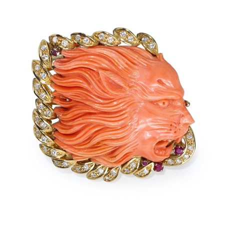 Pendentif/Spilla in oro giallo 18 kt con scultura a guisa di testa di leone in corallo e ghiera di diamanti taglio brillante e rubini