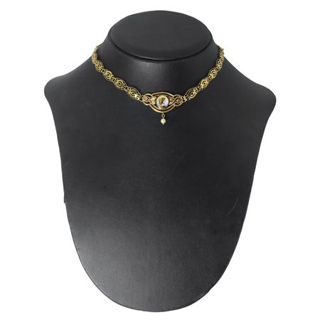 Girocollo in oro a basso titolo, centrale raffigurante Cleopatra con smalti e perline