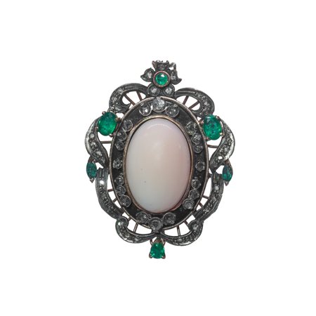 Ciondolo in oro a basso titolo e argento con corallo rosa centrale, brillanti taglio antico e smeraldi