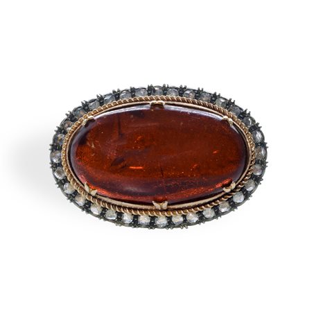 Spilla in oro a basso titolo e argento con ambra centrale