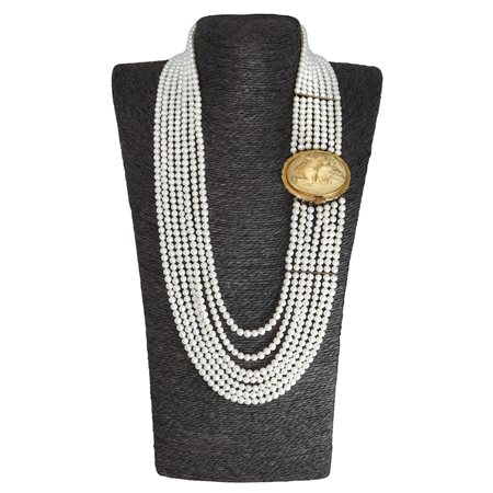 Collana in perle con ciondolo in oro basso titolo in pietra sintetica raffigurante due putti