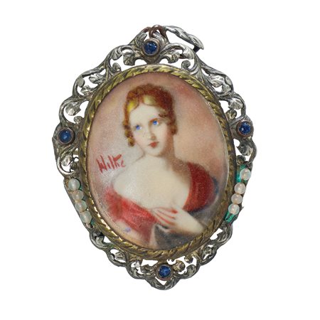 Spilla/pendentif con miniatura di donna in argento a filigrana con pietre dure color zaffiro e perline
