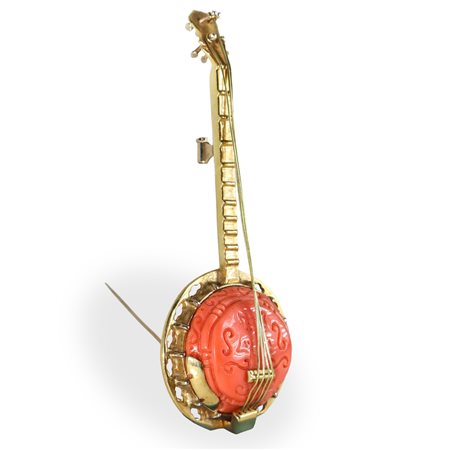 Spilla a guisa di mandolino in oro 750 giallo e corallo