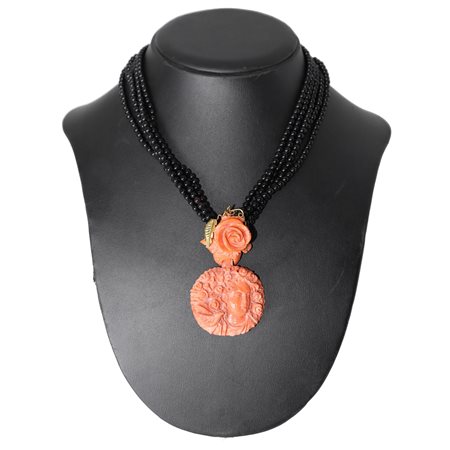 Collana in onice con pendente centrale in corallo raffigurante donna con testa fiorita e rose
